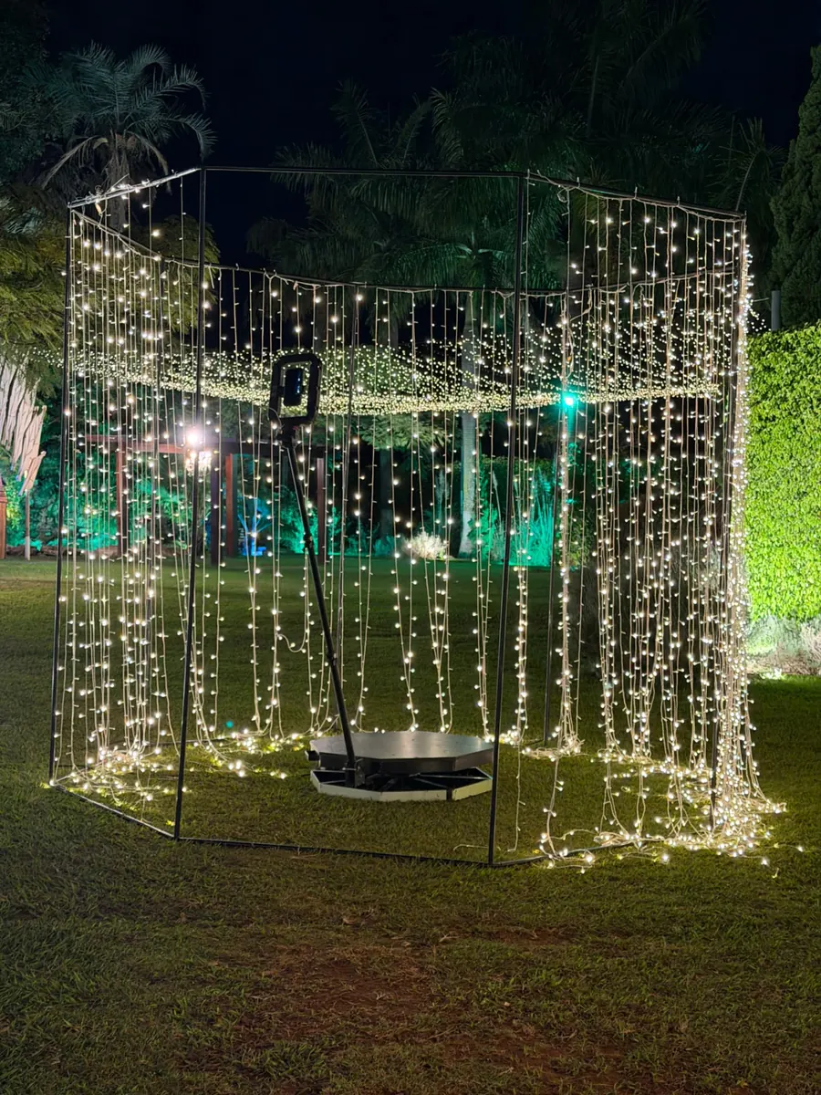 Plataforma 360 Paris com cortina de luzes em evento ao ar livre