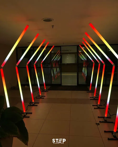 Arcos de LED iluminando ambiente de evento
